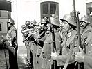 Ehrenformation der Gendarmerieschule des BMI mit Gendarmeriemusik NÖ in der Wiener Rennwegkaserne, 1954. Beachte: traditionelle Präsentierhaltung des Tambours, Feldzeichen nach altösterreichischer Tradition (Eichenlaub) am Stahlhelm, Bajonett am Repetierstutzen Steyr M-95. (Zum Vergrößern anklicken!)